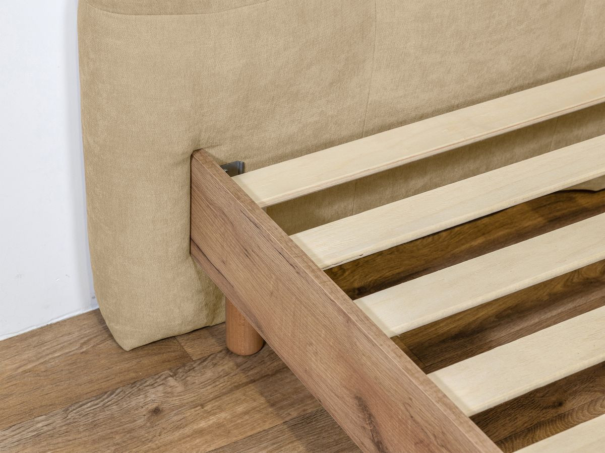 Lit KUMO tissu lisse lattes massives pieds en bois naturel