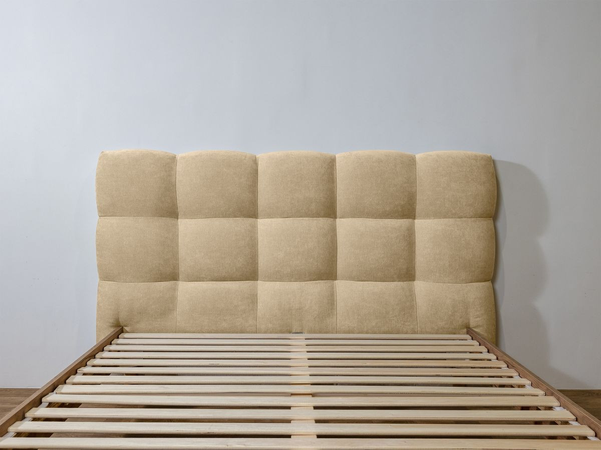 Lit KUMO tissu lisse lattes massives pieds en bois naturel