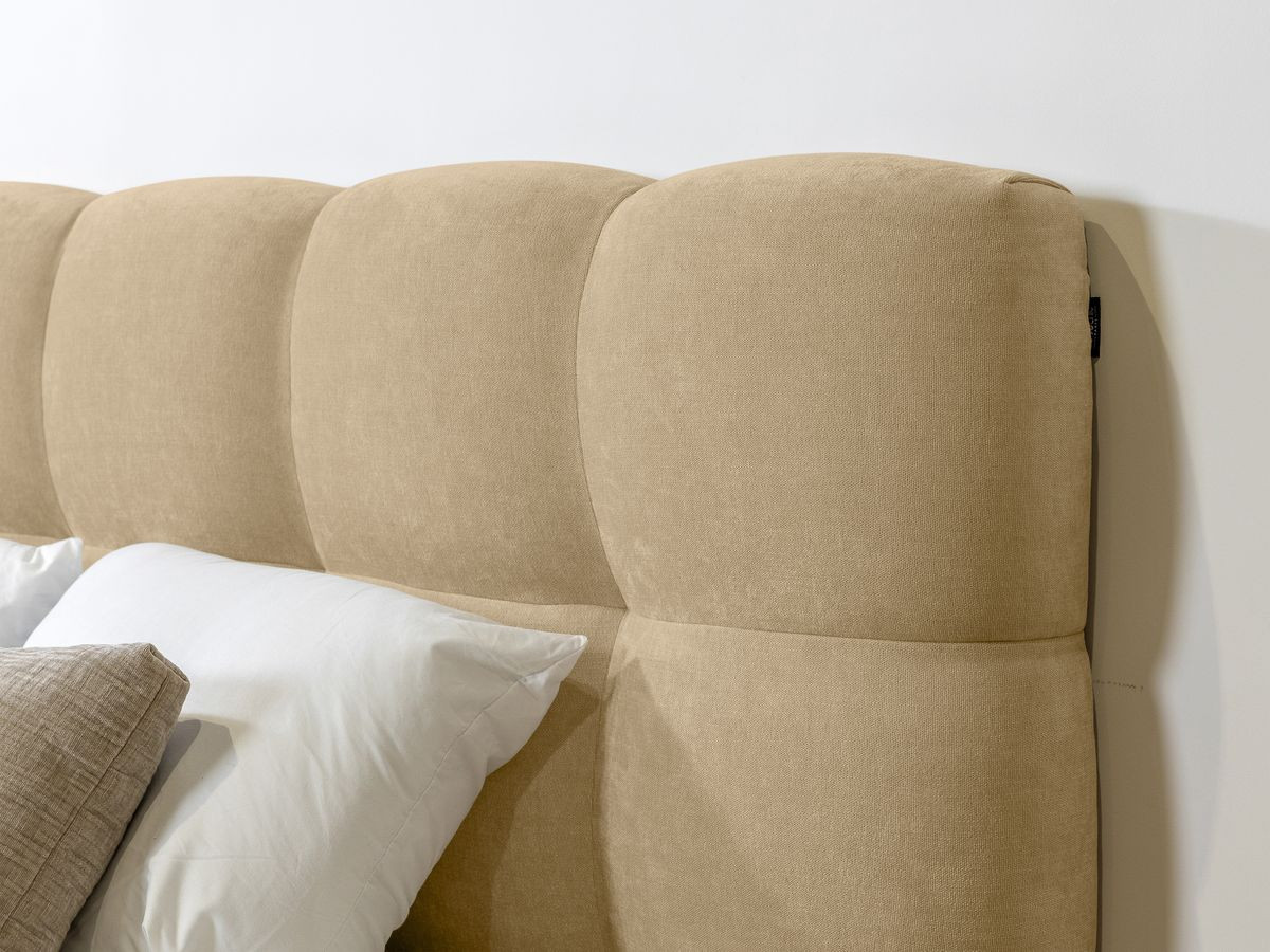 Lit KUMO tissu lisse lattes massives pieds en bois naturel