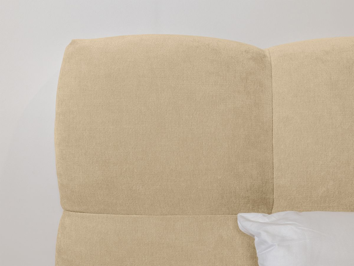 Lit KUMO tissu lisse lattes massives pieds en bois naturel + Bout de lit KUMO tissu lisse