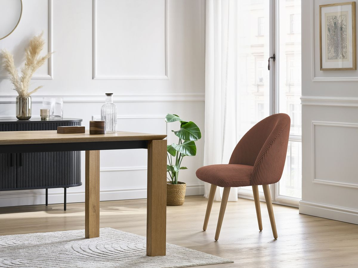 Set LALIE-stoelen in corduroystof en Scandinavische houten poten