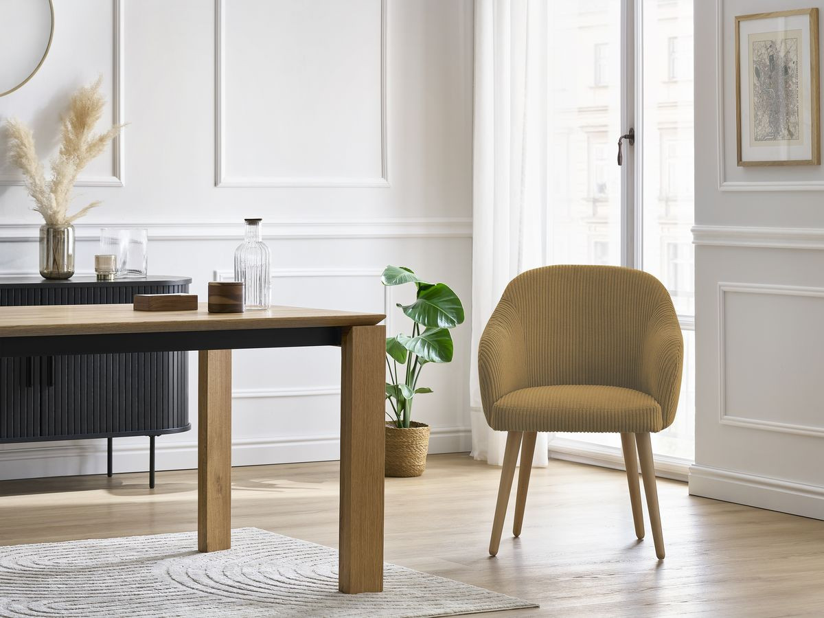 Set SOPHIE stoelen in corduroy stof en Scandinavische houten poten