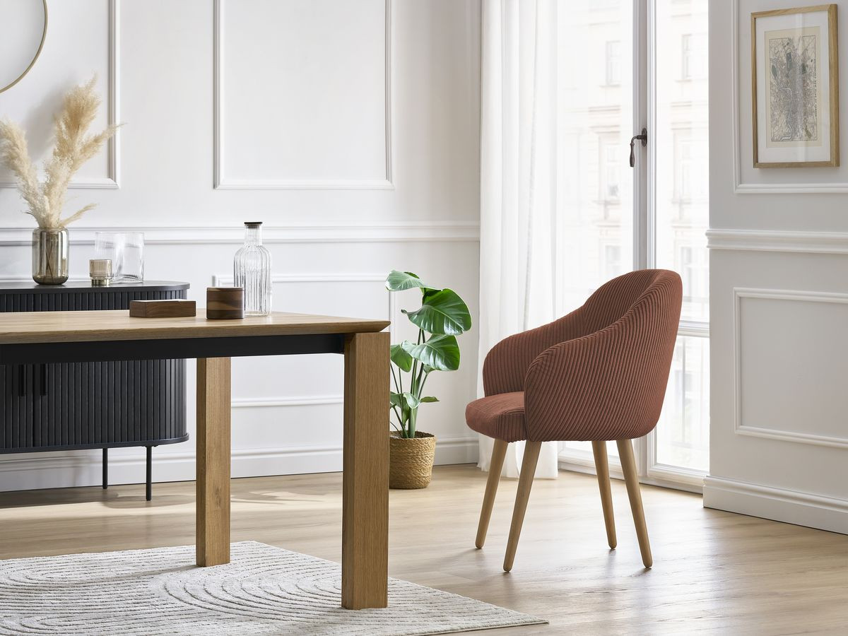 Set SOPHIE stoelen in corduroy stof en Scandinavische houten poten