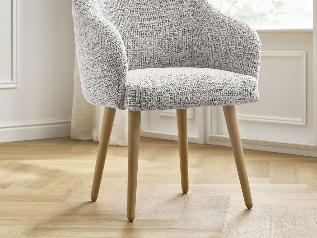 SOPHIE stoel in gevlekte stof en Scandinavische houten poten