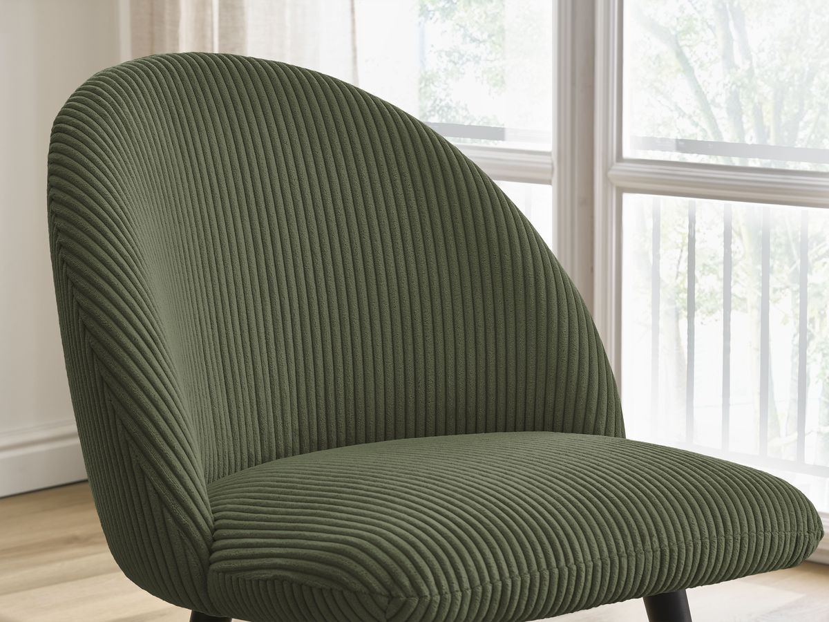 LALIE stoel in corduroy stof en zwarte Scandinavische poten
