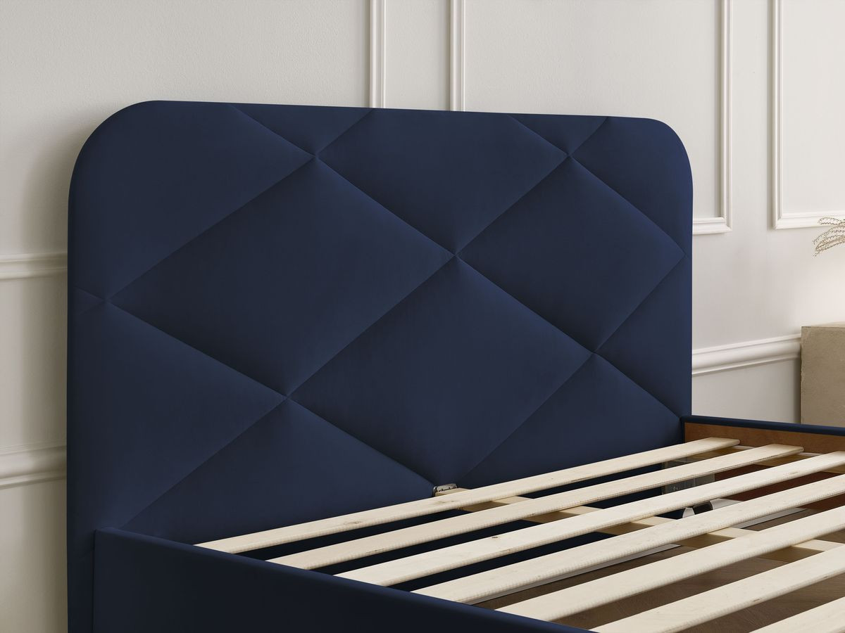 Lit PRUNE avec lattes massives tissu velours