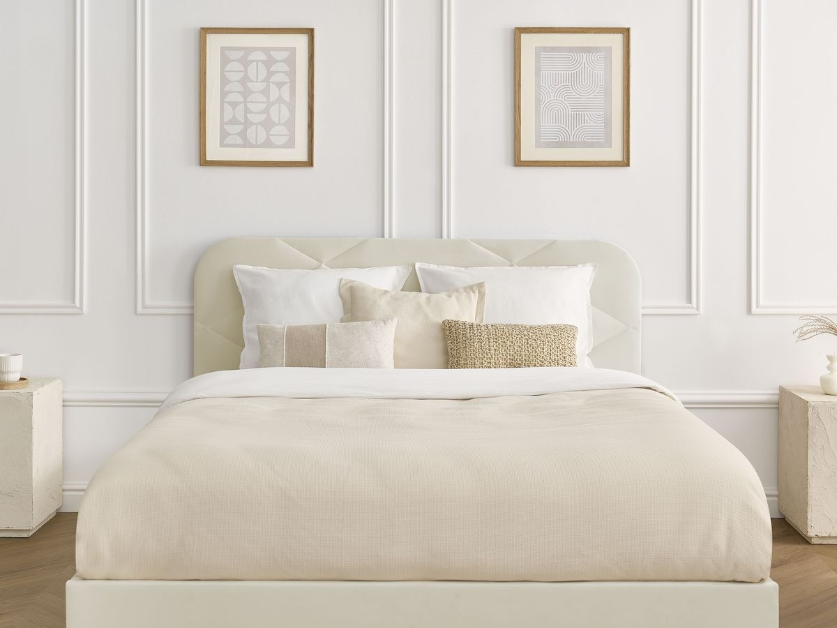 Lit PRUNE avec lattes massives tissu velours