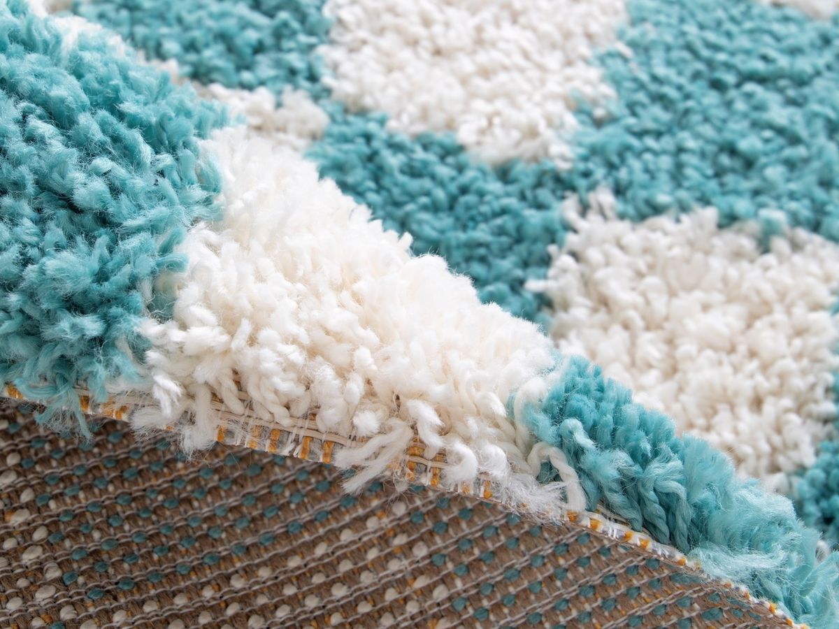 Tapis poils longs DAMIEN motifs damier bleu clair — vue 5