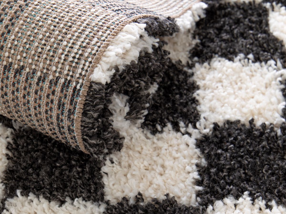 Tapis poils longs DAMIEN motifs damier noir — vue 5