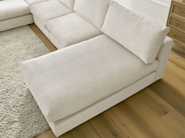 Détail de la méridienne du canapé Paris en tissu beige côtelé.
