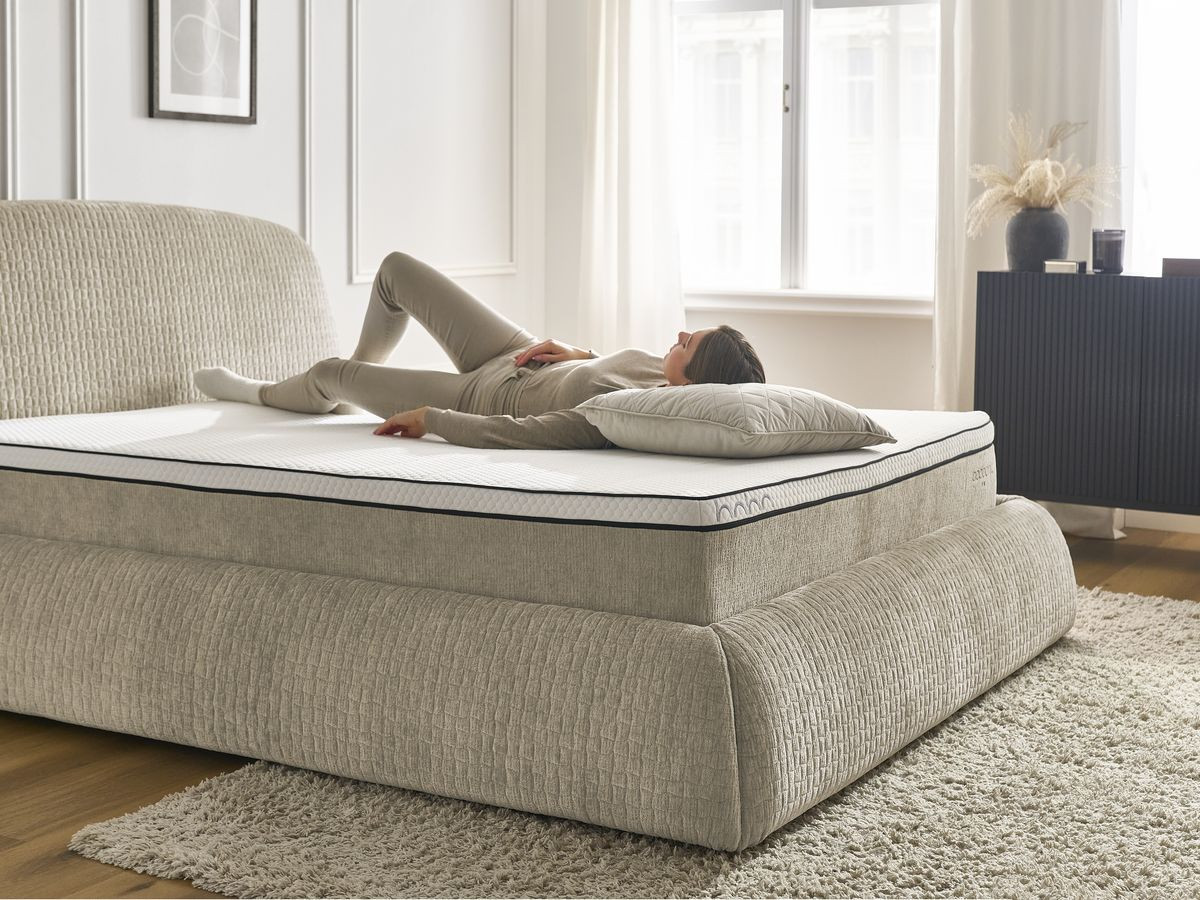 Set met MALON bed + AMALIA matras + 2 nachtkastjes in structuurstof