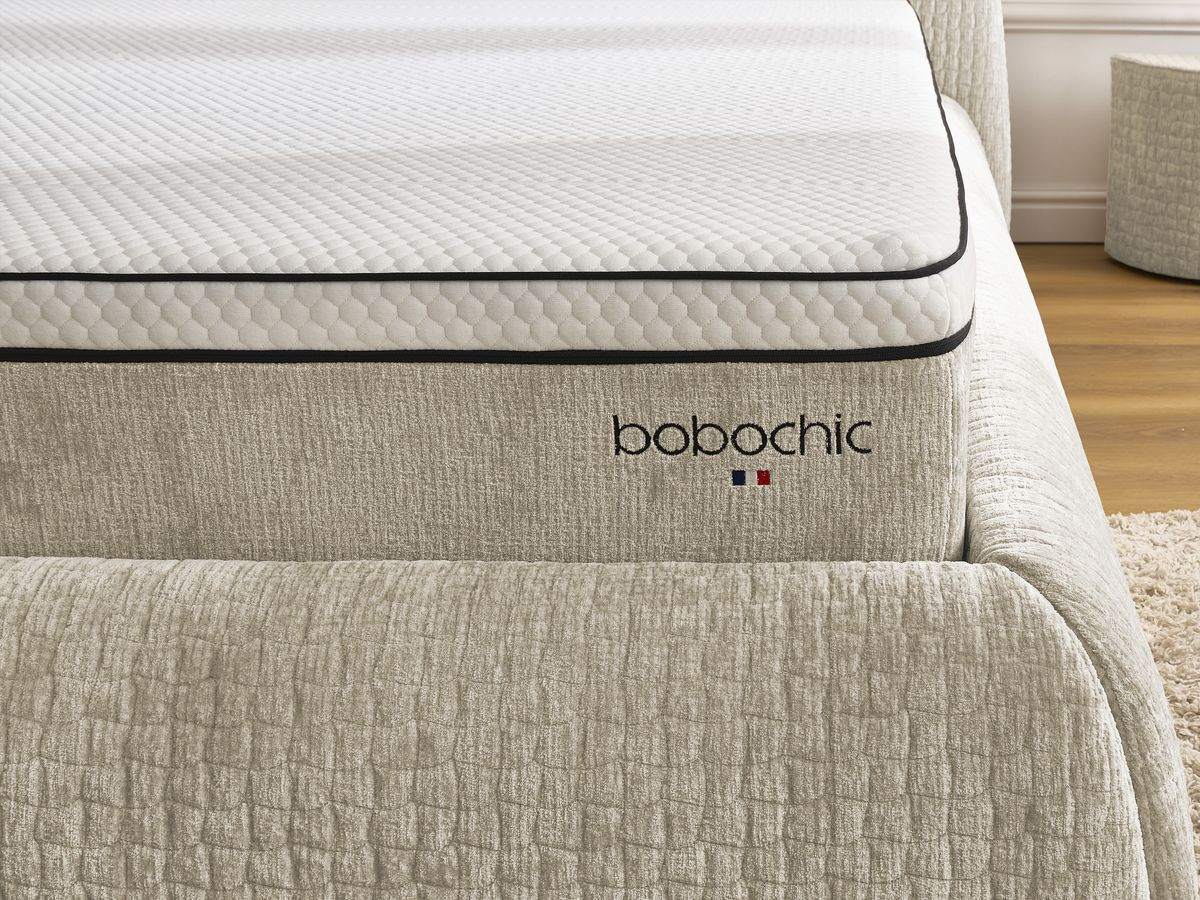 Set met MALON bed + AMALIA matras + 2 nachtkastjes in structuurstof