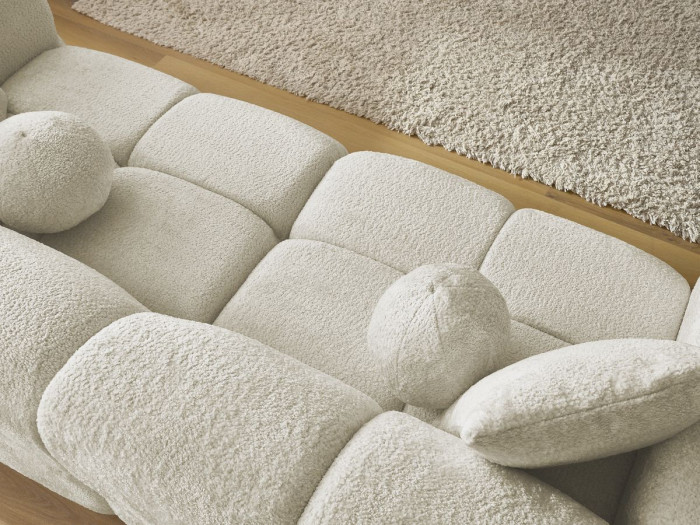 Détail du matelassage du canapé Cristina blanc crème et ses coussins.