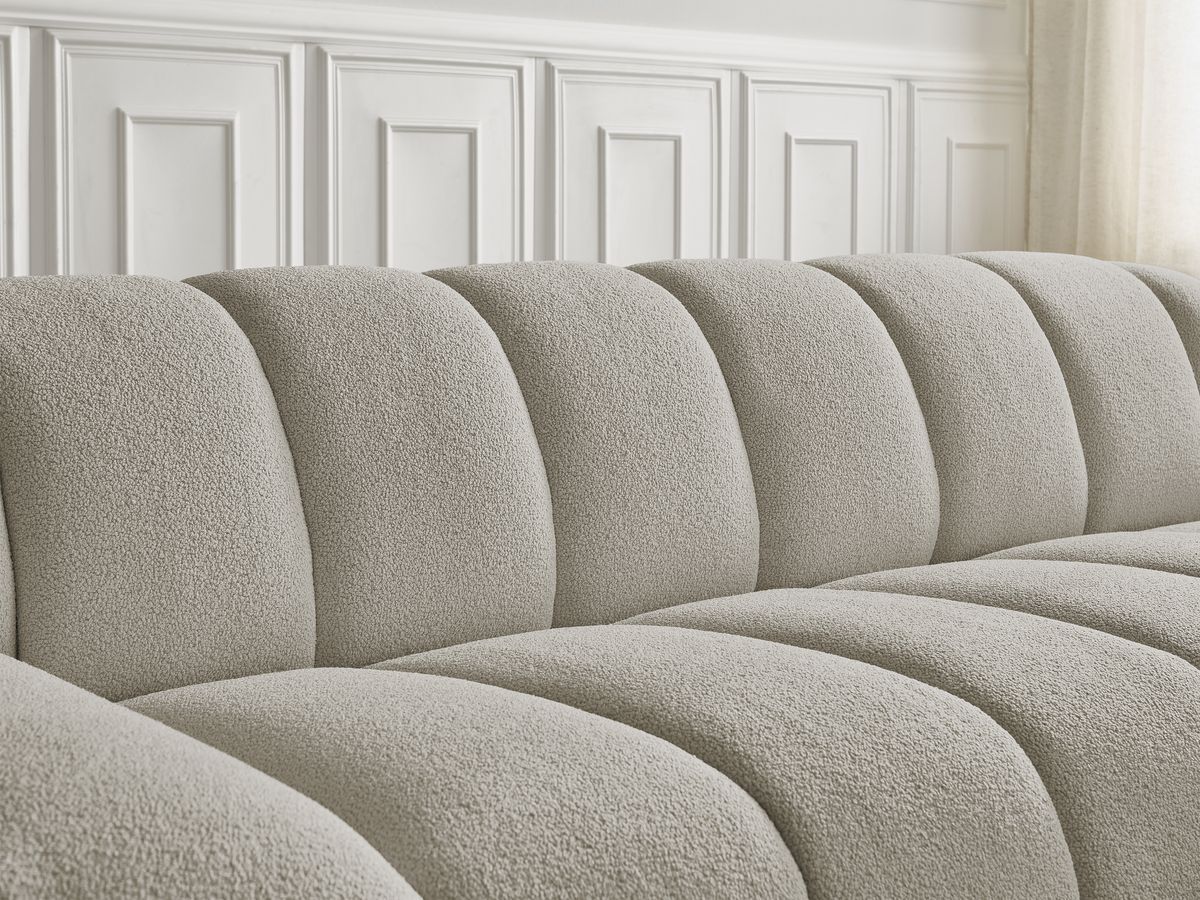 Ensemble canapé droit fixe 3 + 2 places HAYDEN tissu bouclette avec 1 pouf grand avec plateau, 1 pouf grand et 1 pouf petit