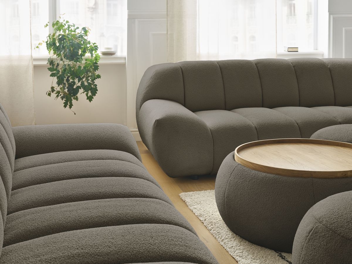 Ensemble canapé droit fixe 3 + 2 places HAYDEN tissu bouclette avec 1 pouf grand avec plateau, 1 pouf grand et 1 pouf petit