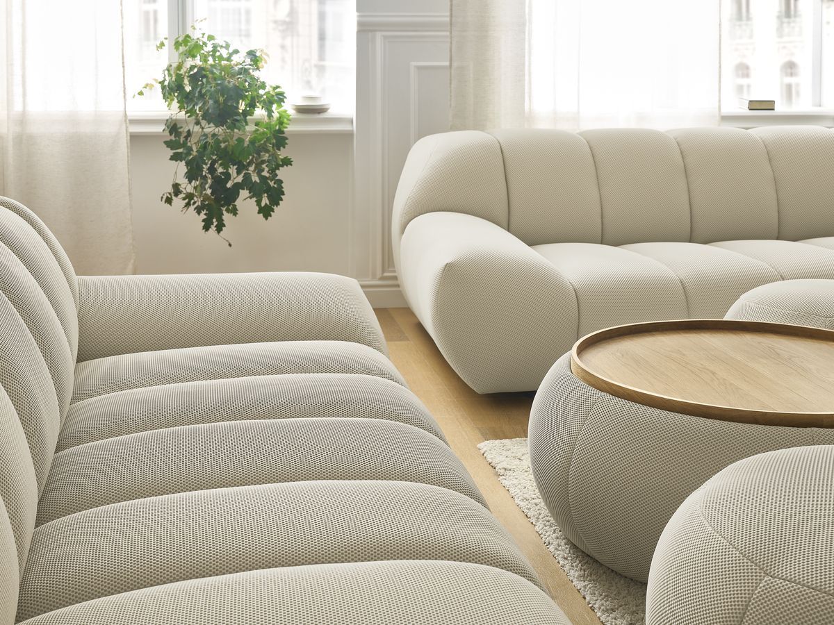 Ensemble canapé droit fixe 3 + 2 places HAYDEN tissu mesh avec 1 pouf grand avec plateau, 1 pouf grand et 1 pouf petit