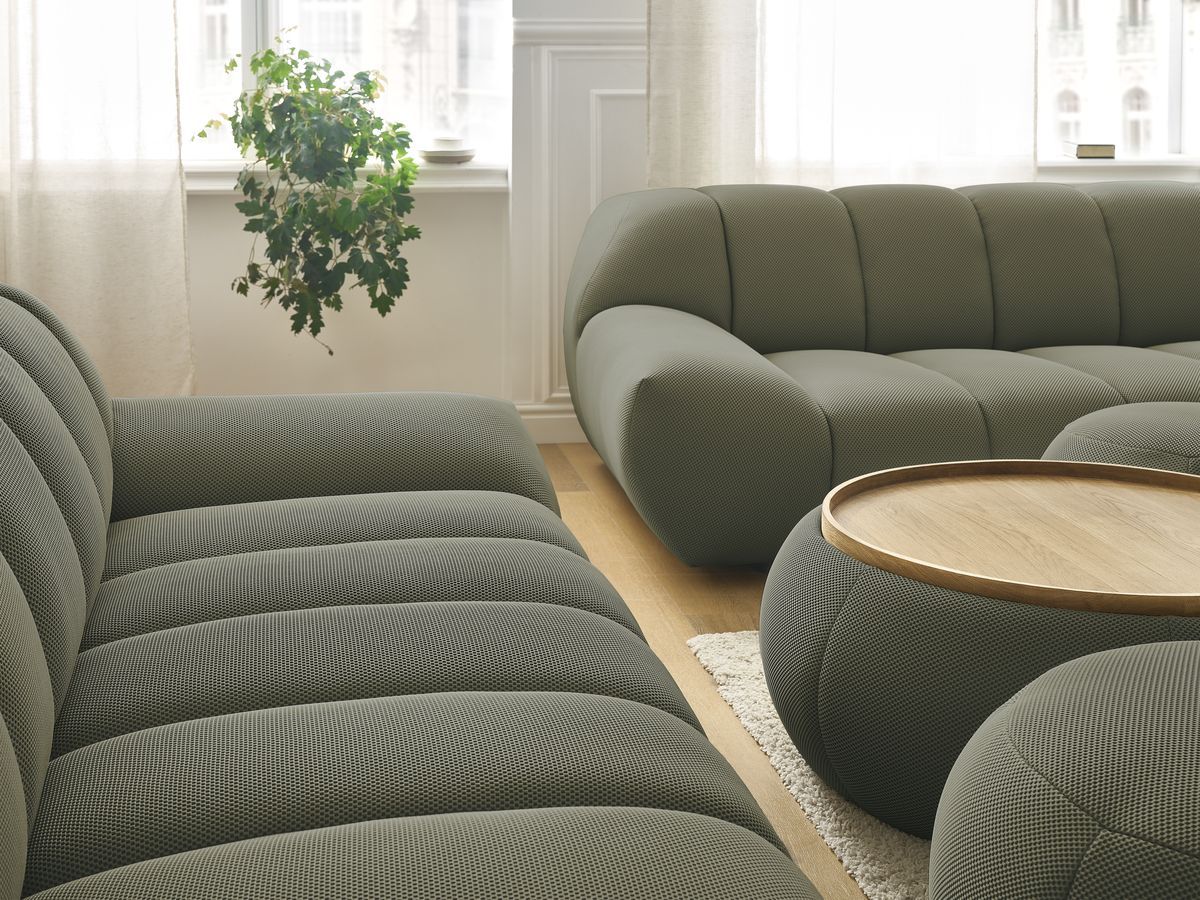 Ensemble canapé droit fixe 3 + 2 places HAYDEN tissu mesh avec 1 pouf grand avec plateau, 1 pouf grand et 1 pouf petit