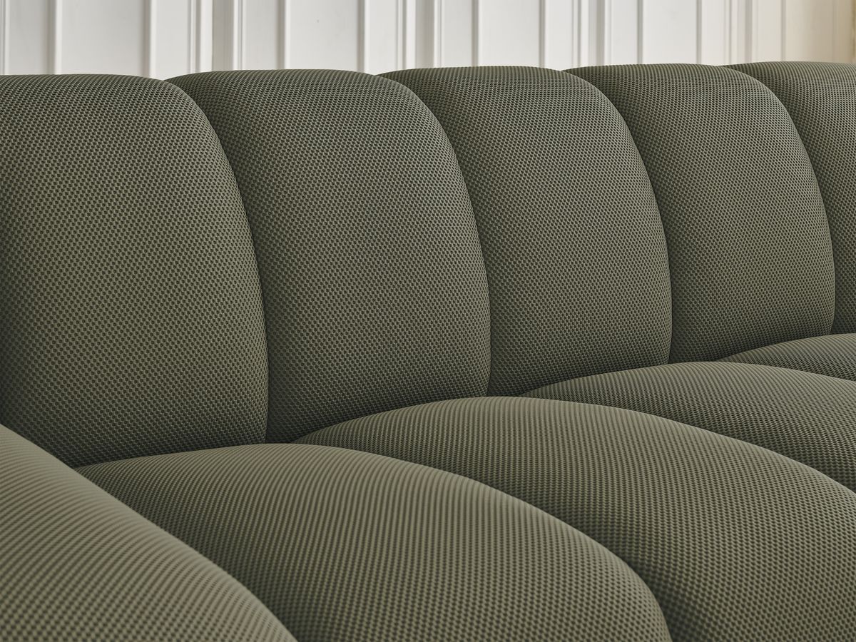 Ensemble canapé droit fixe 3 + 2 places HAYDEN tissu mesh avec 1 pouf grand avec plateau, 1 pouf grand et 1 pouf petit