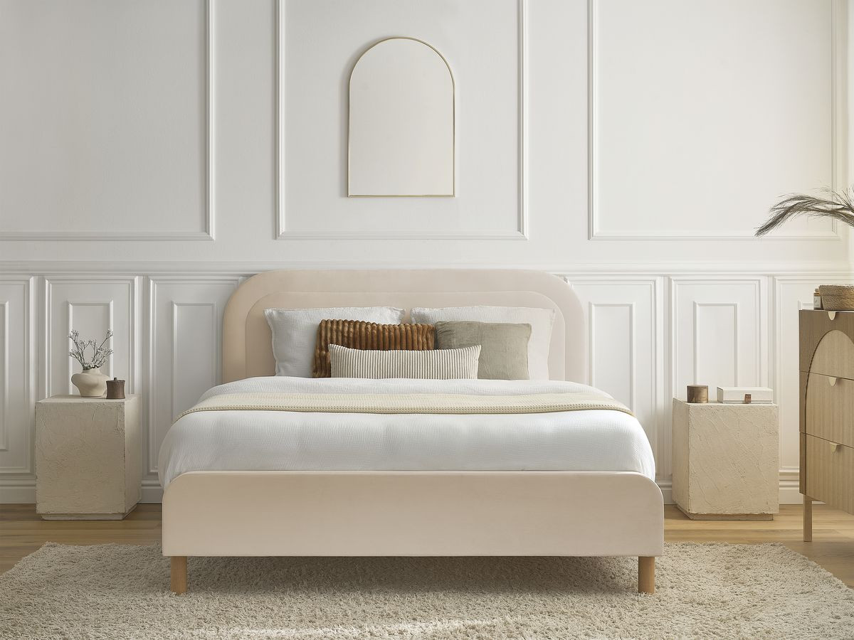 cassiopee bed in fluwelen stof met massieve lattenbodem gekleurd beige
