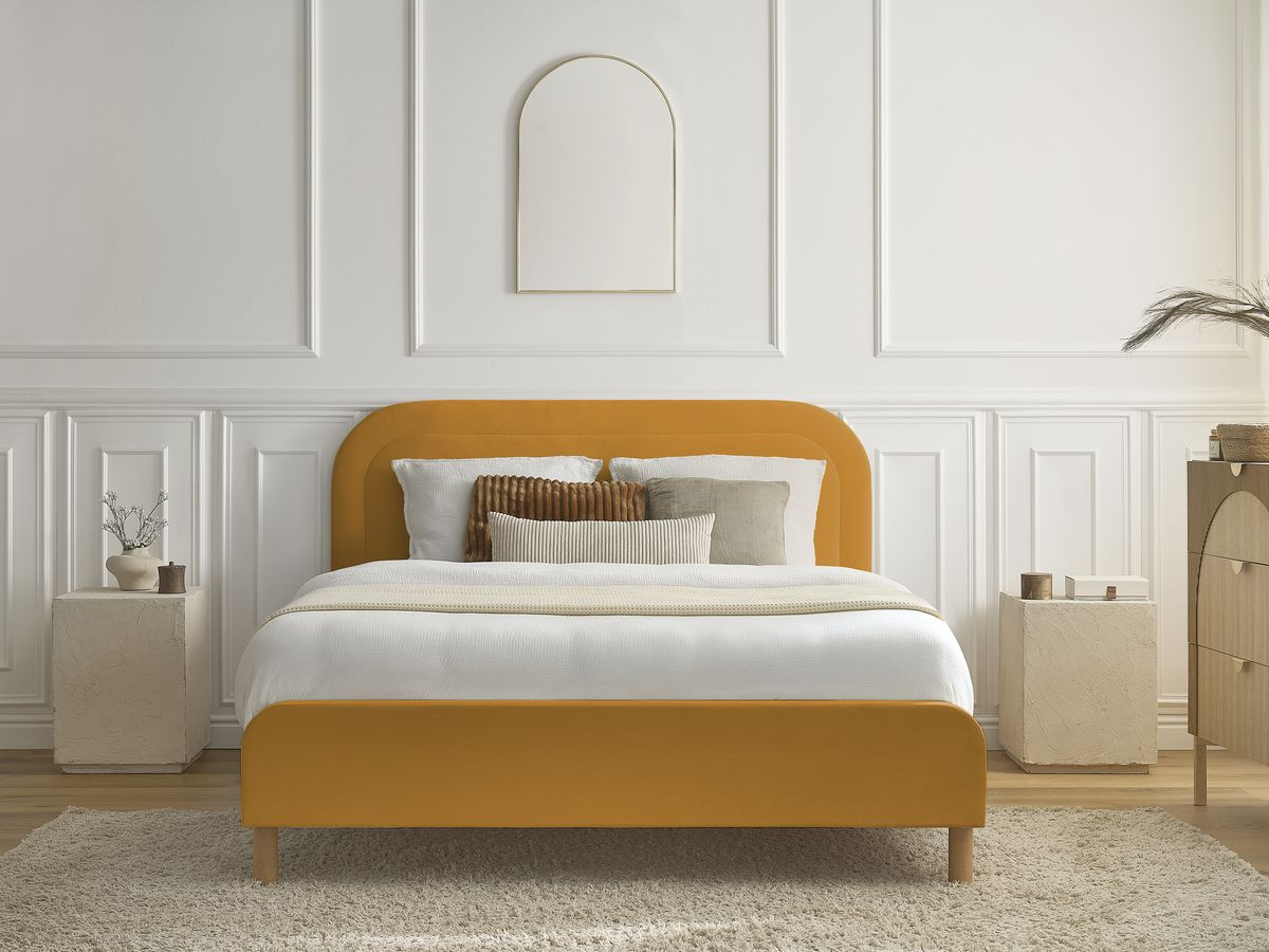 cassiopee bed in fluwelen stof met massieve lattenbodem gekleurd geel