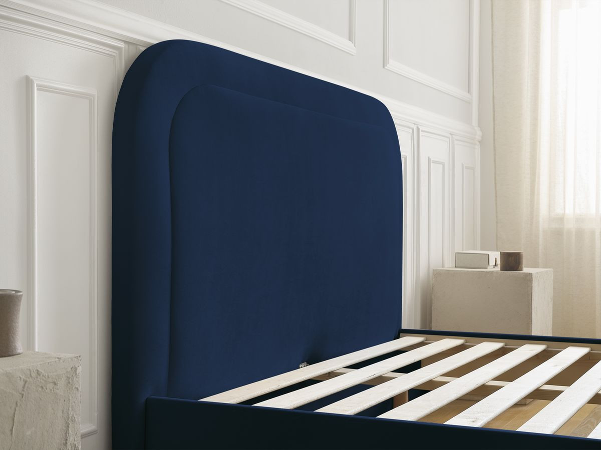 CASSIOPEE bed in fluwelen stof met massieve lattenbodem