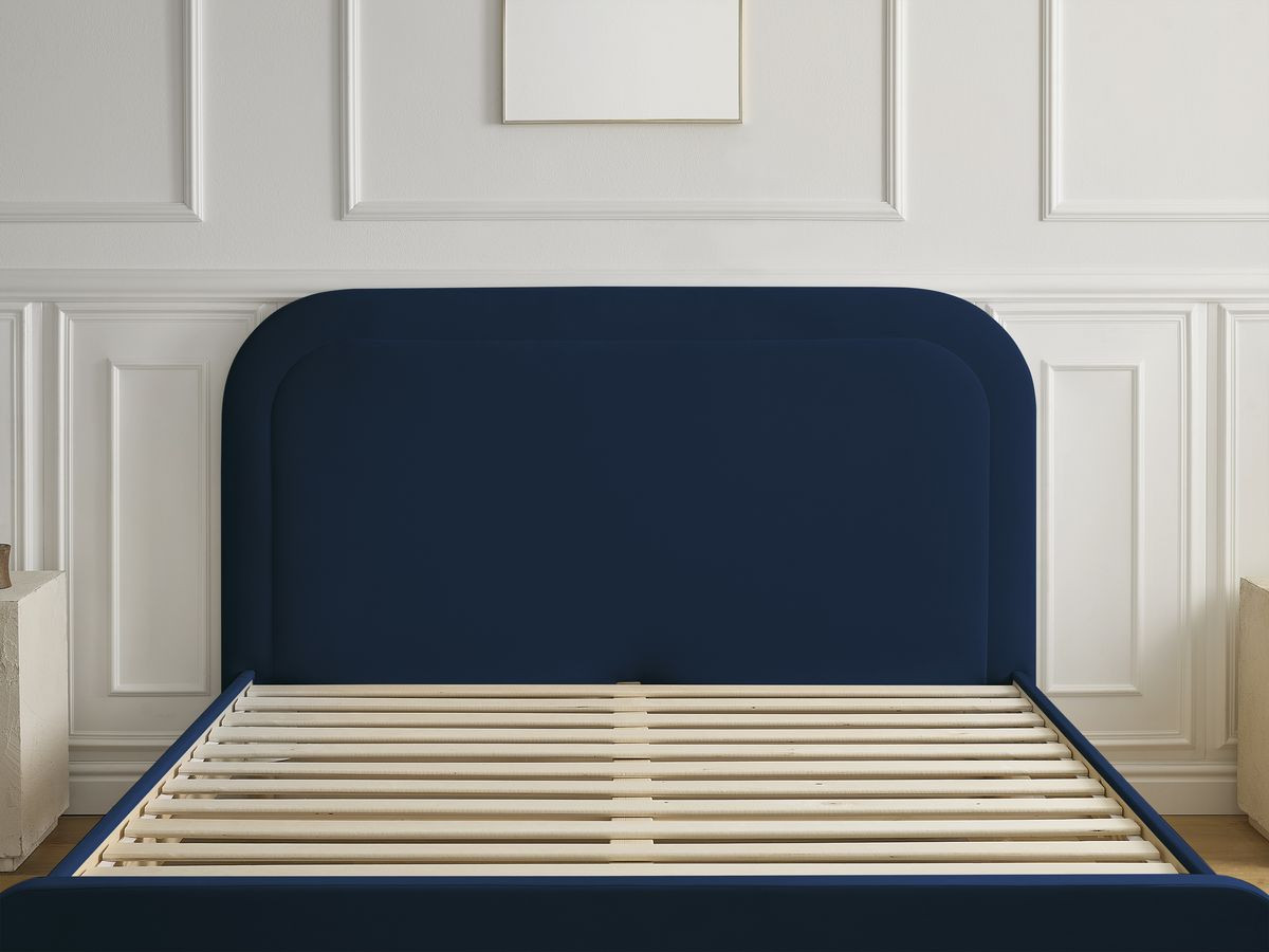 CASSIOPEE bed in fluwelen stof met massieve lattenbodem