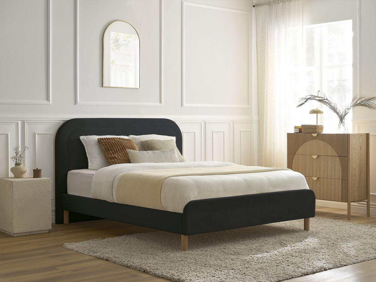 CASSIOPEE bed in fluwelen stof met massieve lattenbodem