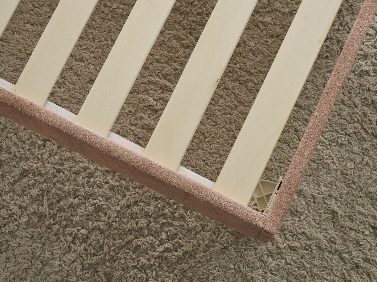 MARA bed in structuurstof met massieve lattenbodem