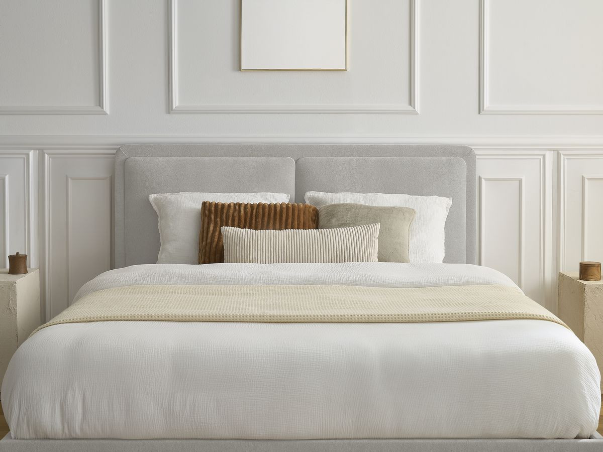 MARA bed in structuurstof met massieve lattenbodem