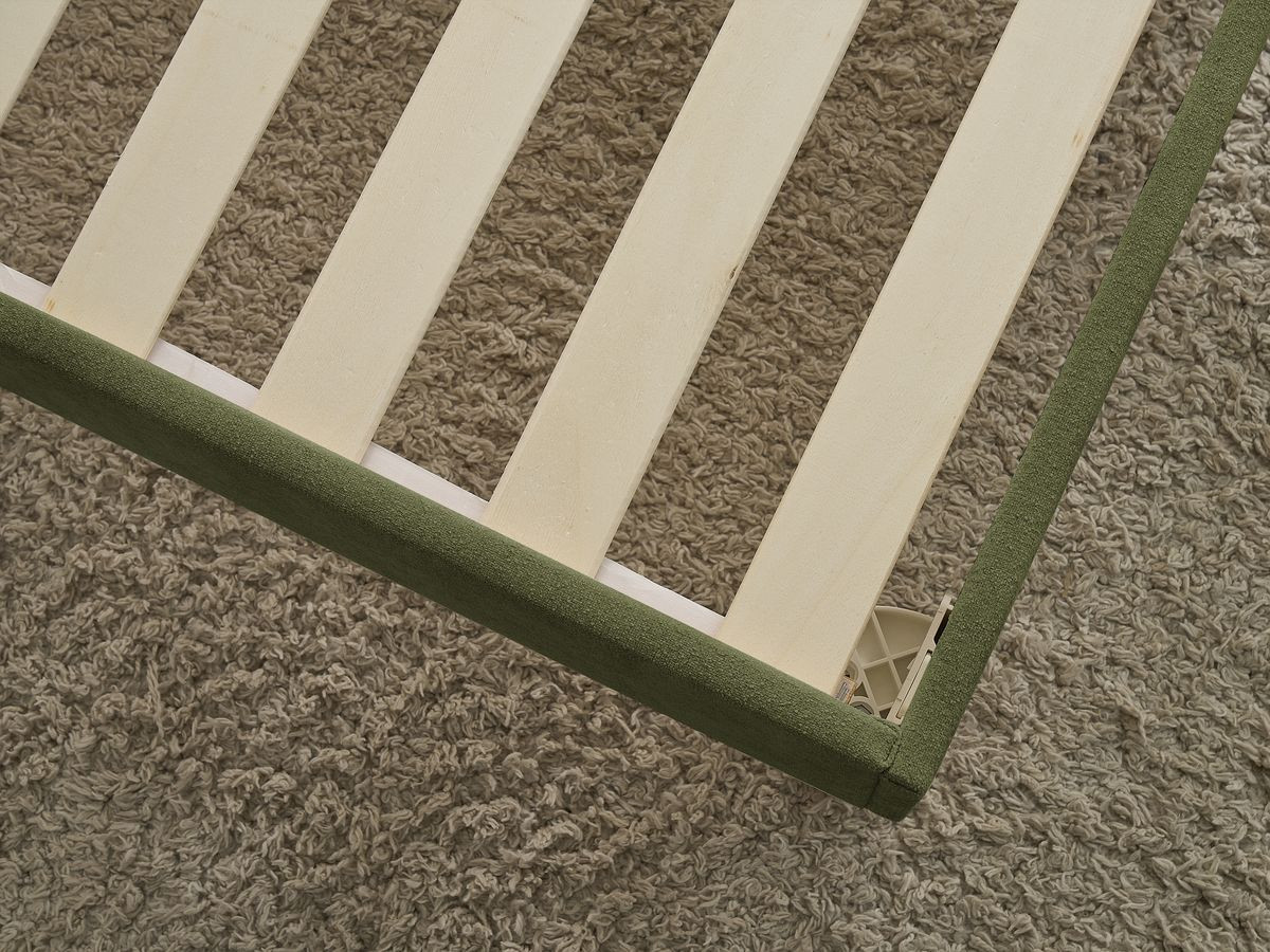 MARA bed in structuurstof met massieve lattenbodem