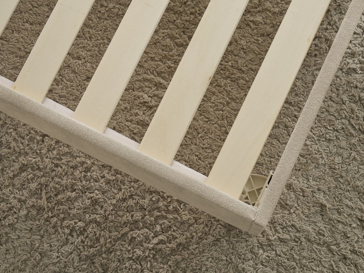 MARA bed in tweekleurige structuurstof met massieve lattenbodem