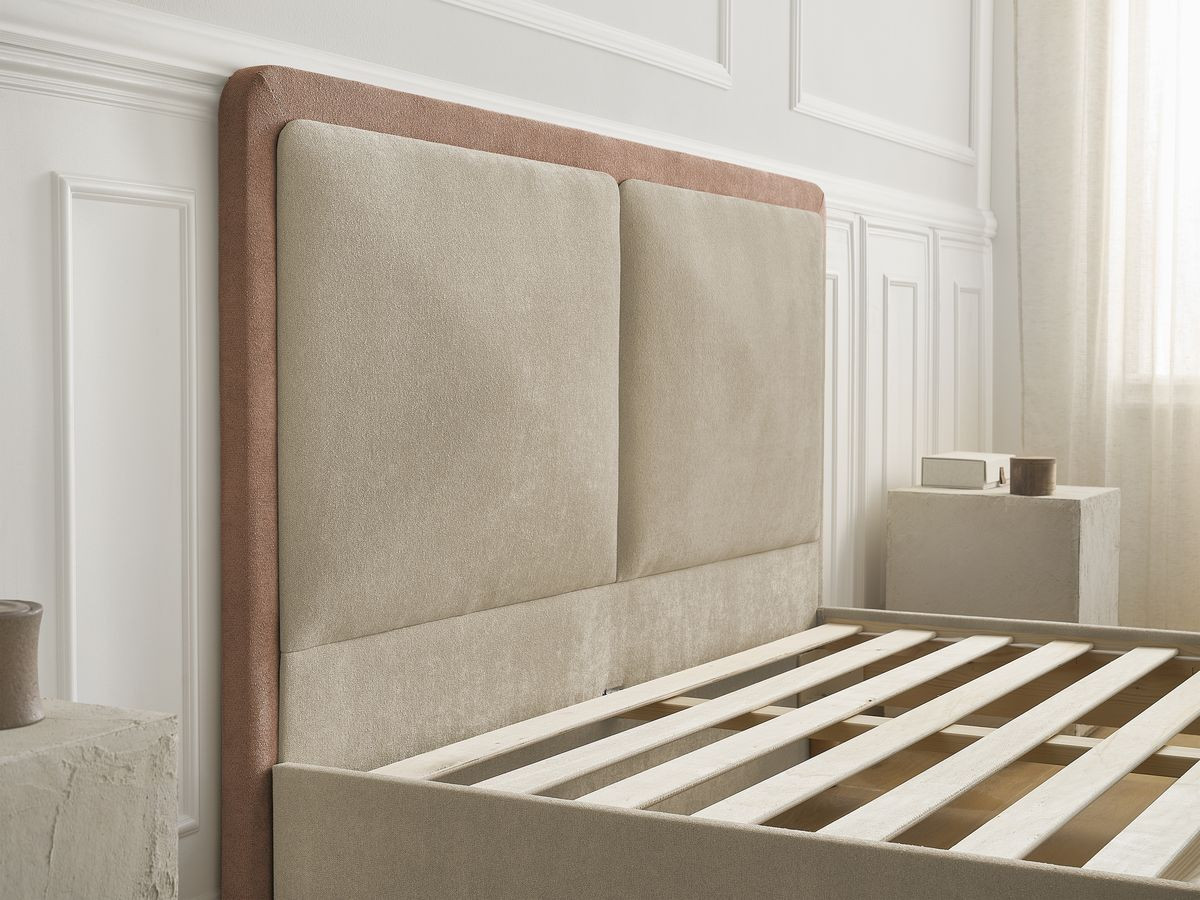 MARA bed in tweekleurige structuurstof met massieve lattenbodem