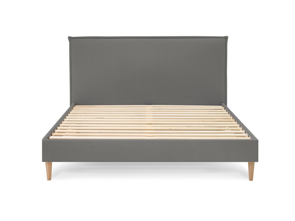 SARY bed met massieve lattenbodem en poten van natuurlijk hout