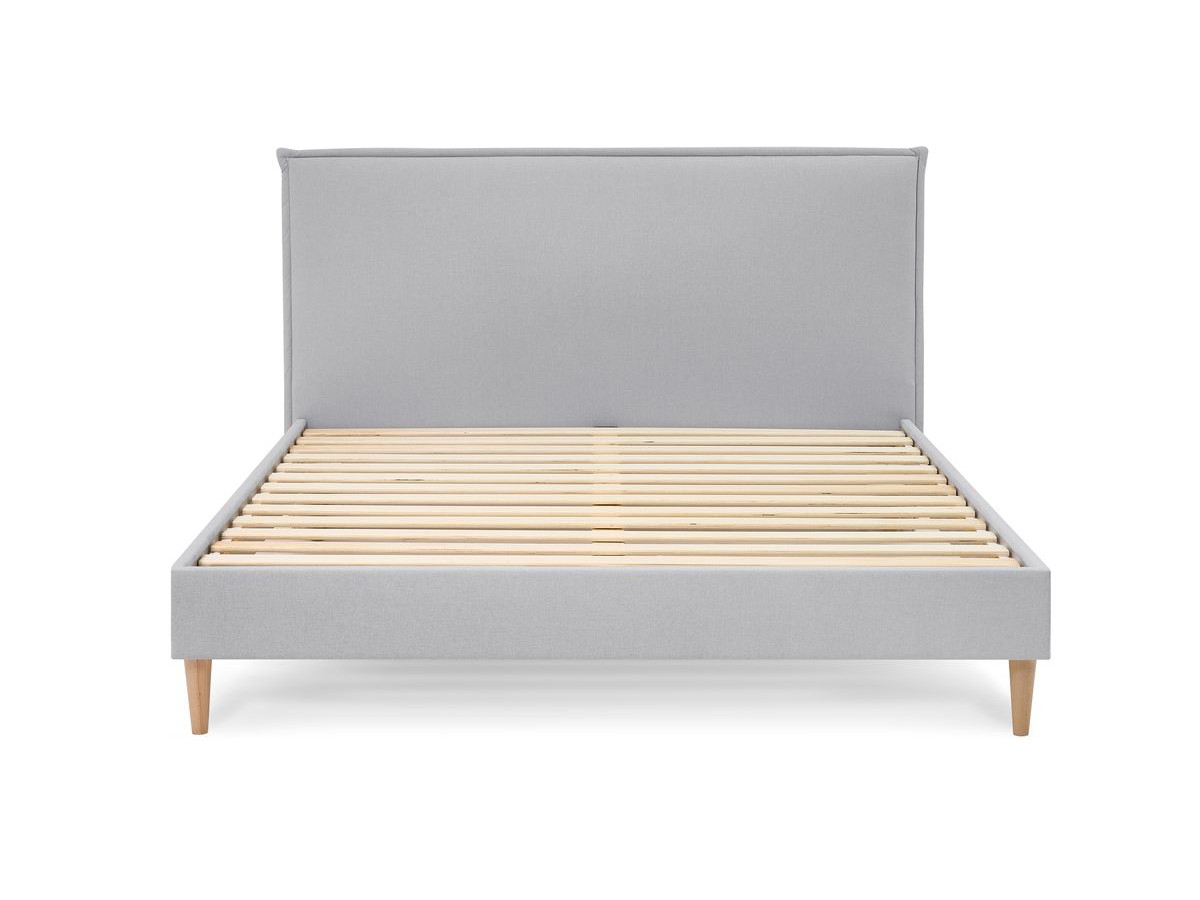 SARY bed met massieve lattenbodem en poten van natuurlijk hout