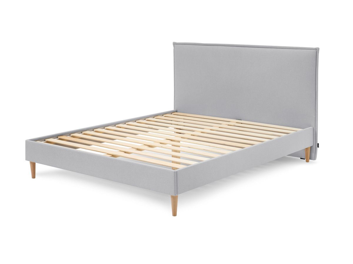 sary bed met massieve lattenbodem en poten van natuurlijk hout gekleurd grijs