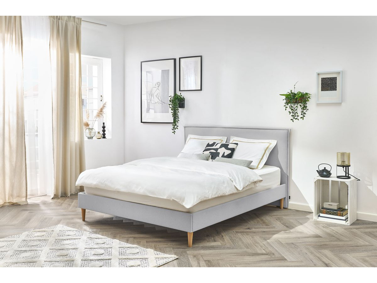SARY bed met massieve lattenbodem en poten van natuurlijk hout