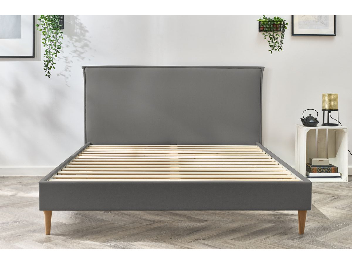 SARY bed met massieve lattenbodem en poten van natuurlijk hout