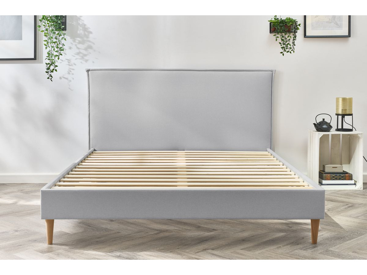 SARY bed met massieve lattenbodem en poten van natuurlijk hout