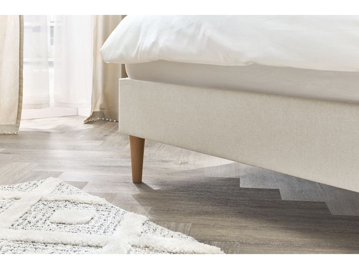 SARY bed met massieve lattenbodem en poten van natuurlijk hout