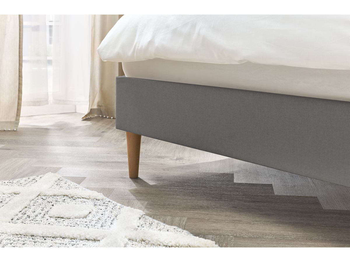 SARY bed met massieve lattenbodem en poten van natuurlijk hout