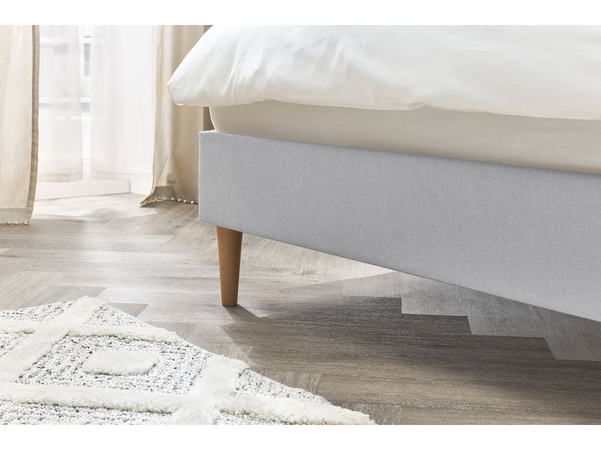 SARY bed met massieve lattenbodem en poten van natuurlijk hout
