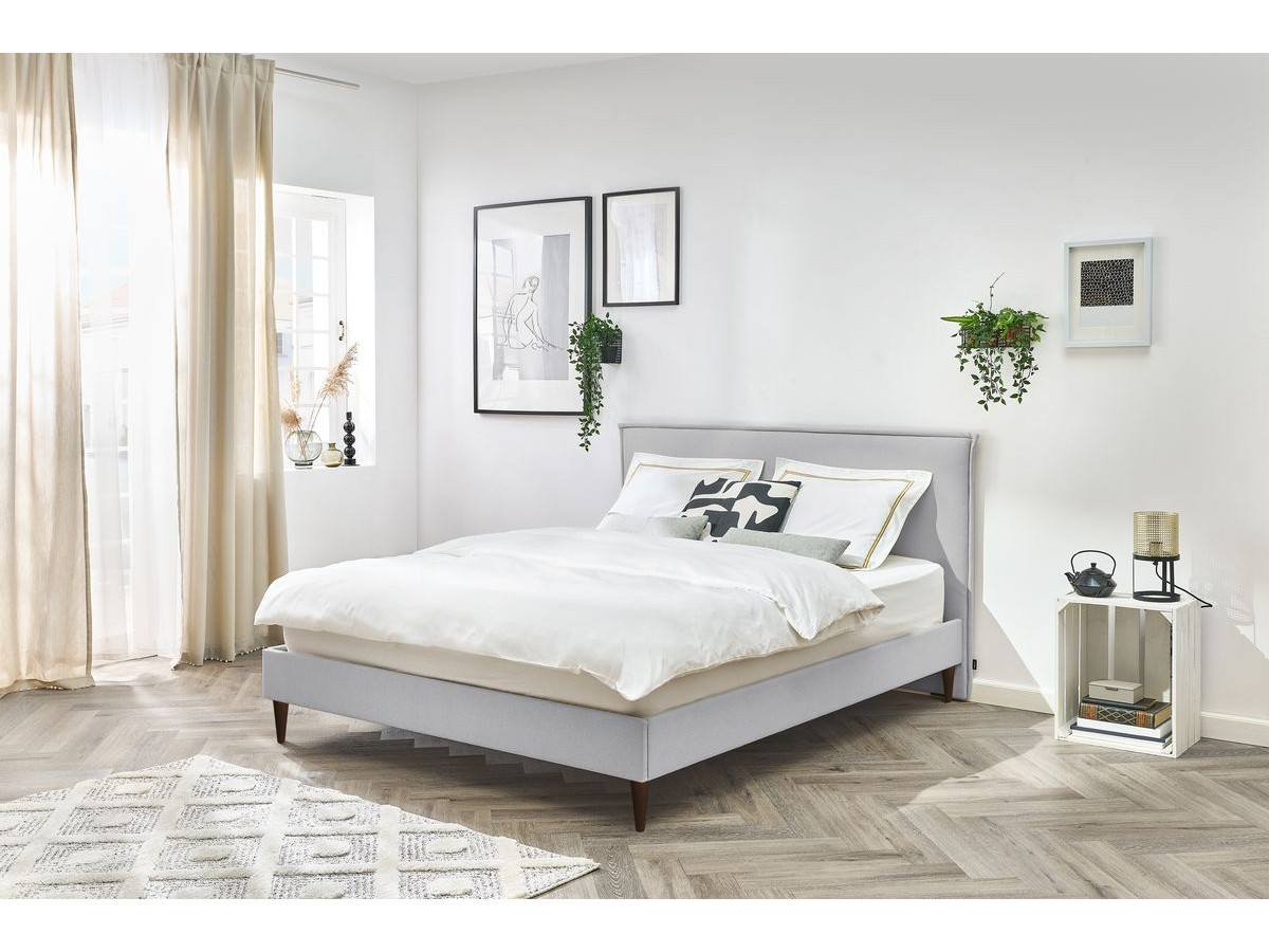 SARY bed met massieve lattenbodem en wengéhouten poten