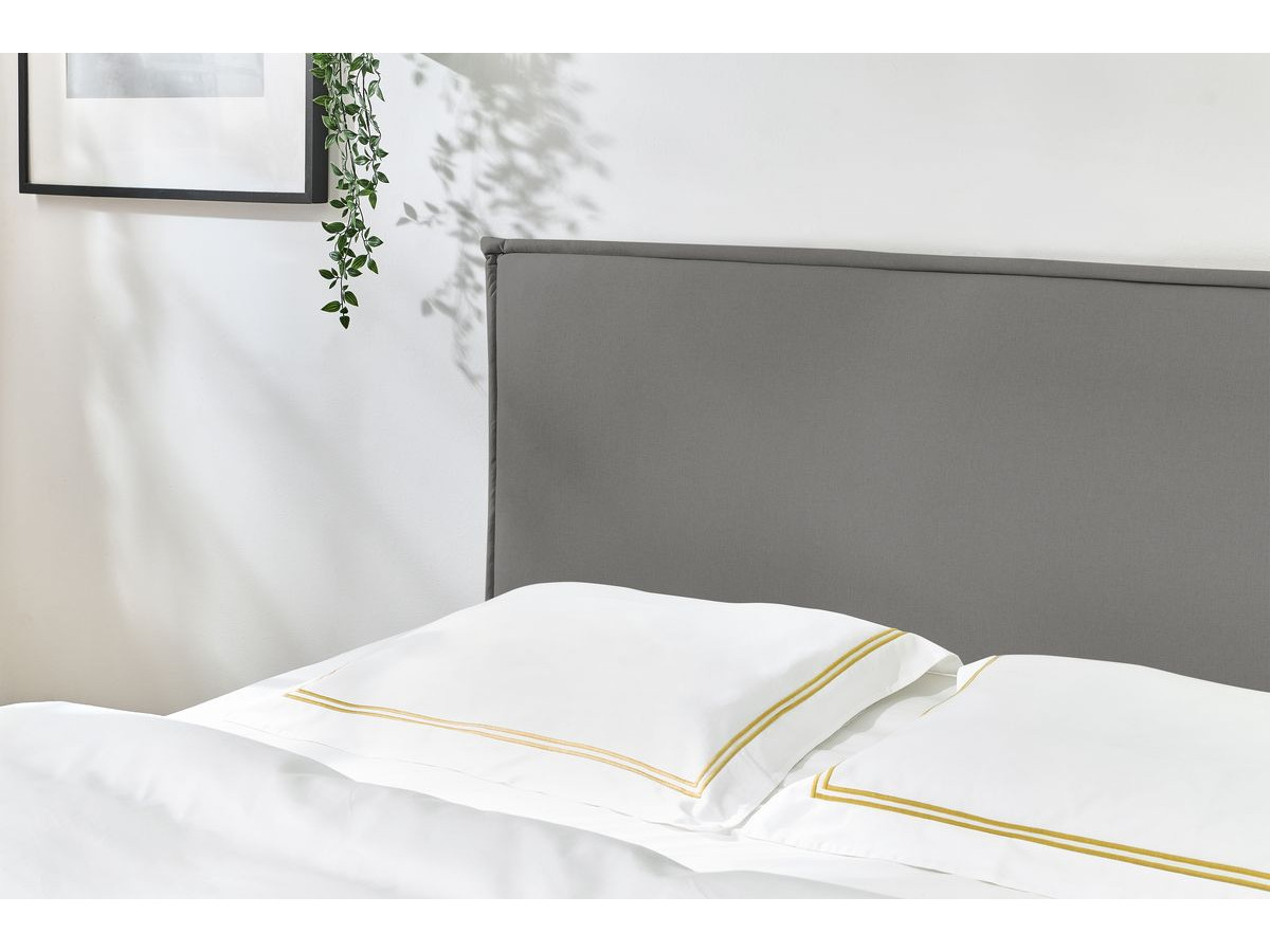 SARY bed met massieve lattenbodem en wengéhouten poten