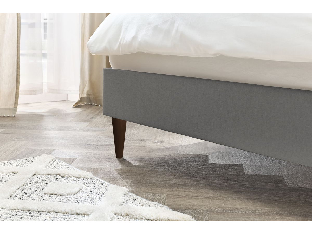 SARY bed met massieve lattenbodem en wengéhouten poten