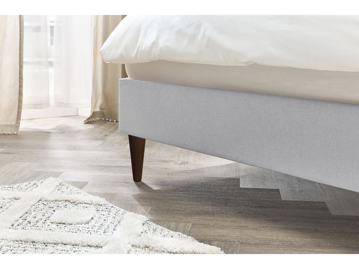 SARY bed met massieve lattenbodem en wengéhouten poten