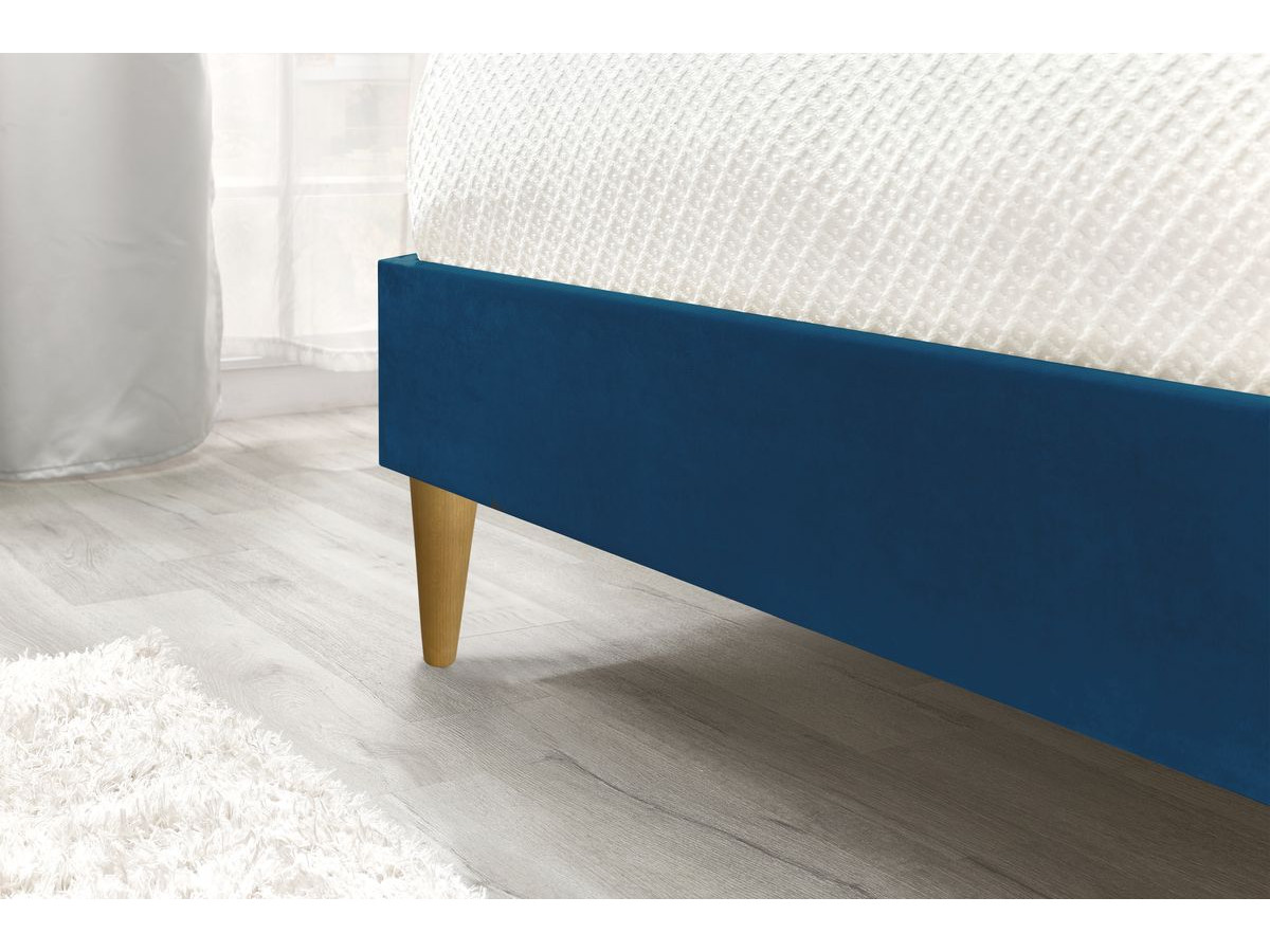 VELVET bed met massieve lattenbodem en poten van natuurlijk hout