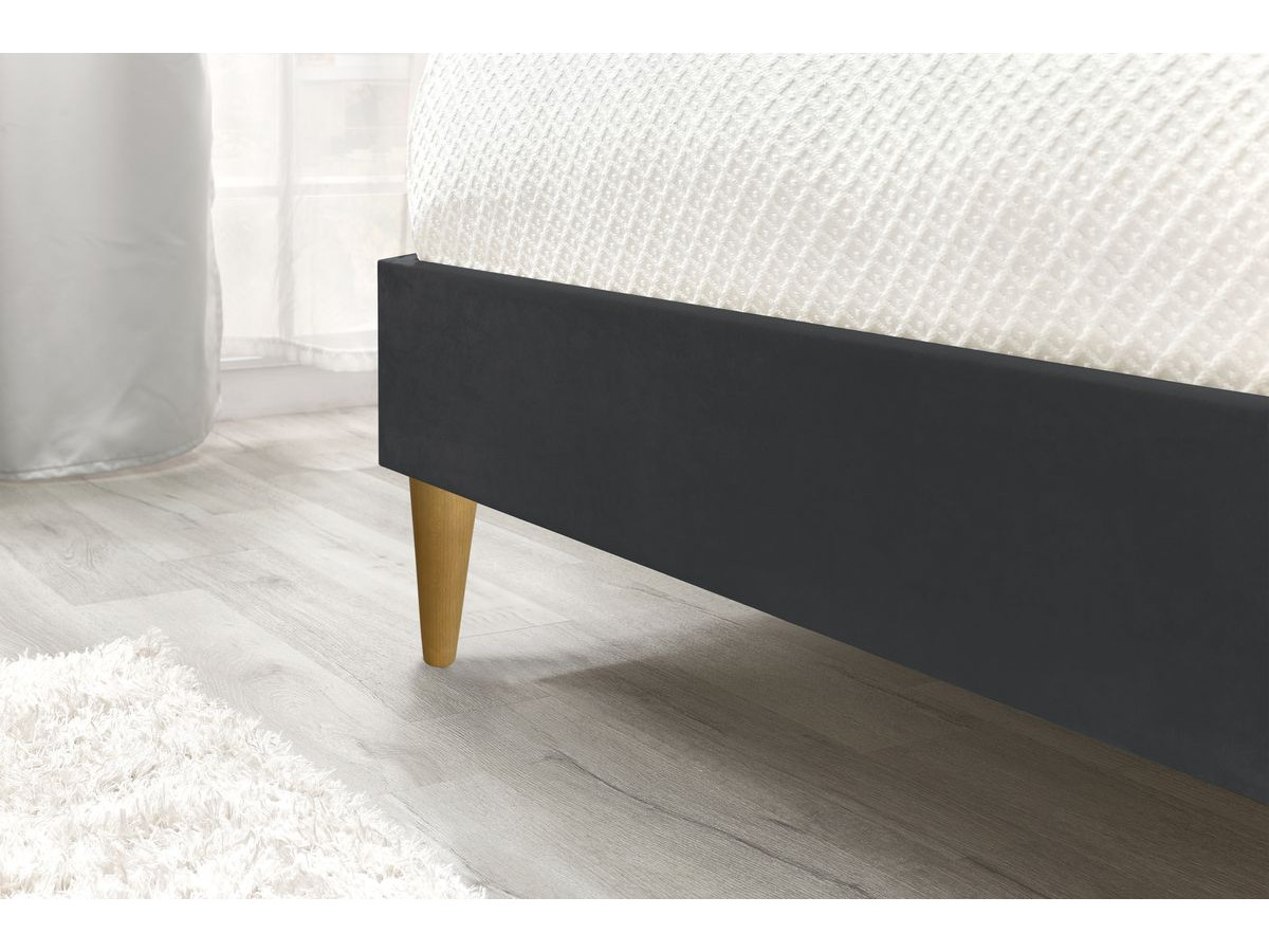VELVET bed met massieve lattenbodem en poten van natuurlijk hout