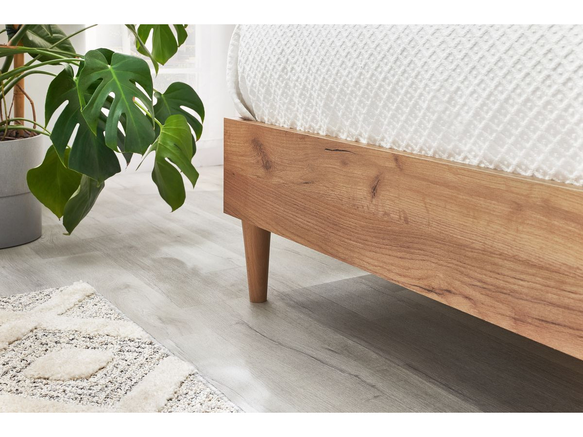 LEONA bed met massieve lattenbodem en poten van natuurlijk hout