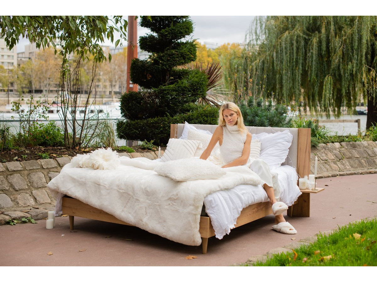 SELENA bed met massieve lattenbodem en poten van natuurlijk hout