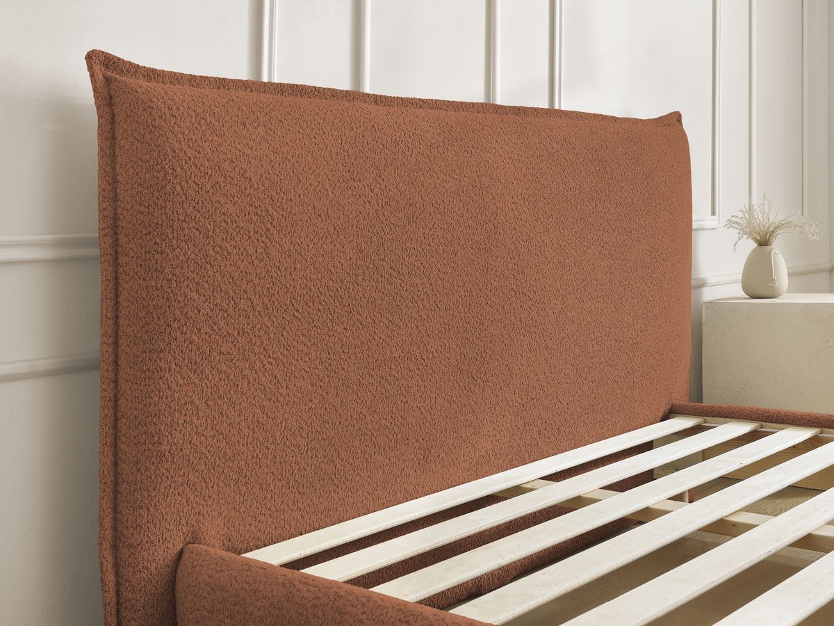 Lit IMERI tissu bouclette avec lattes massives